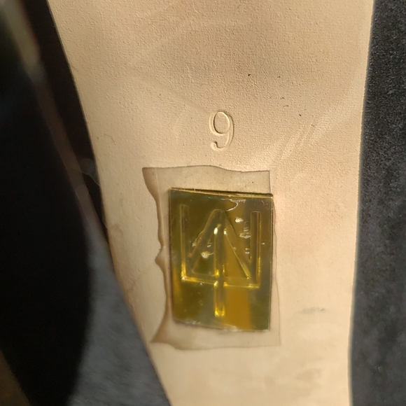 Madonna Truth or Dare Black Suede Pumps 6 - Picture 9 of 9